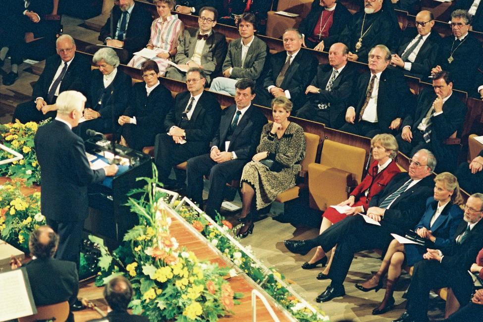 Ansprache von Bundespräsident Richard von Weizsäcker beim Staatsakt zum "Tag der deutschen Einheit" am 3. Oktober 1990 in der Berliner Philharmonie